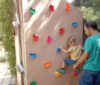 מקלט בתחום בית פרטי )גן ילדים לשעבר( שעבר הסבה לקיר טיפוס בגדות (צילום: הילה ניזרי)