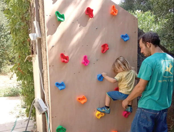 מקלט בתחום בית פרטי )גן ילדים לשעבר( שעבר הסבה לקיר טיפוס בגדות (צילום: הילה ניזרי)