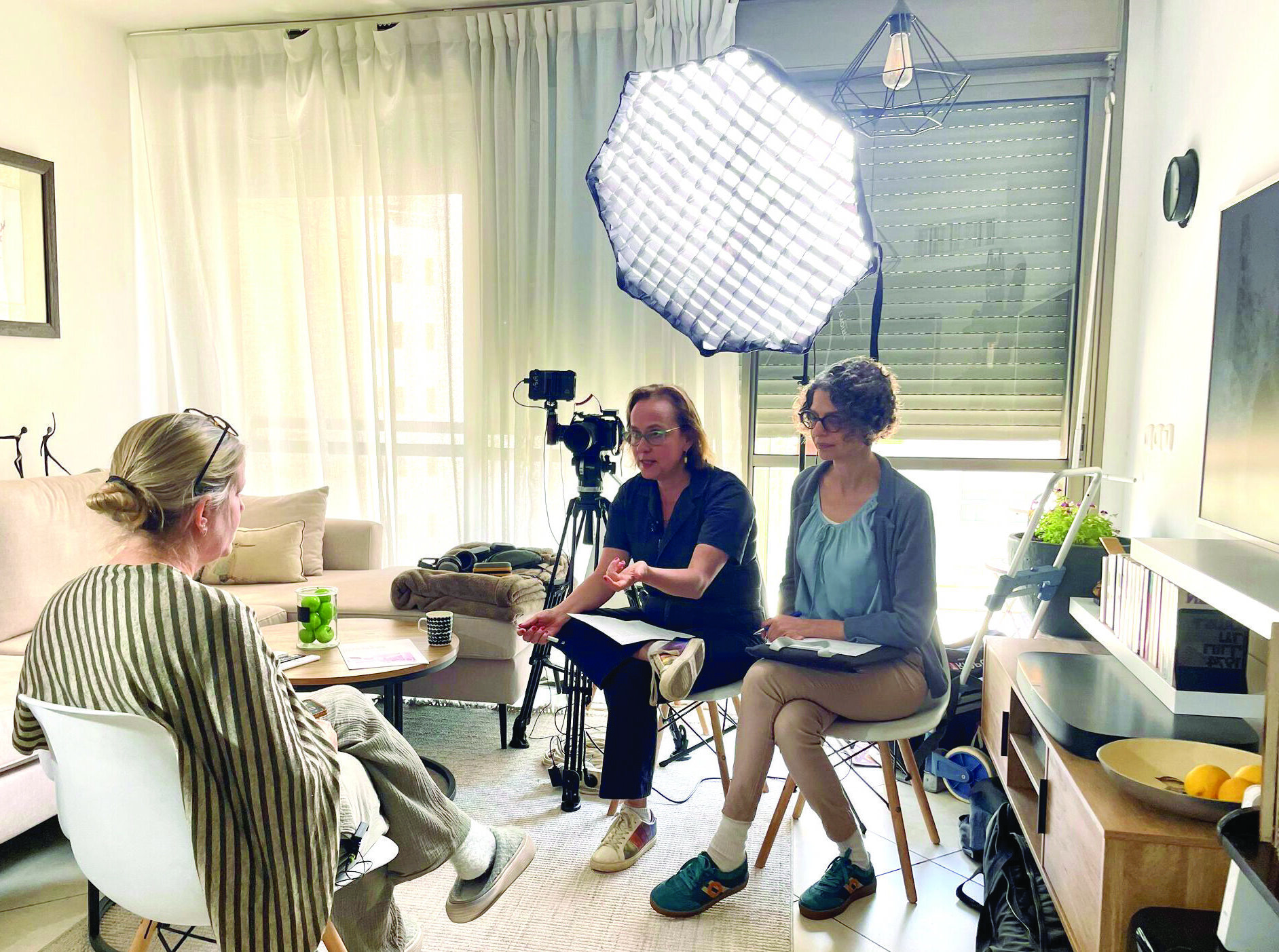 מסירת עדות לנציבות. עירית גזית ושרון רפופורט שומעות עדות (צילום: יעל חדריאן)