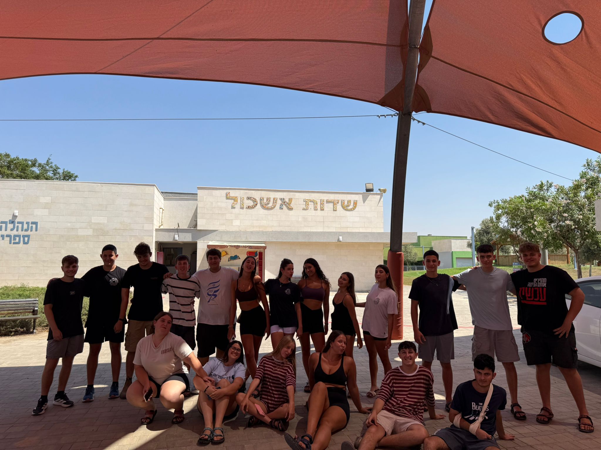 לקראת פתיחת שנת הלימודים: נוער עין החורש יצא להתנדב בשיקום בתי ספר בעוטף