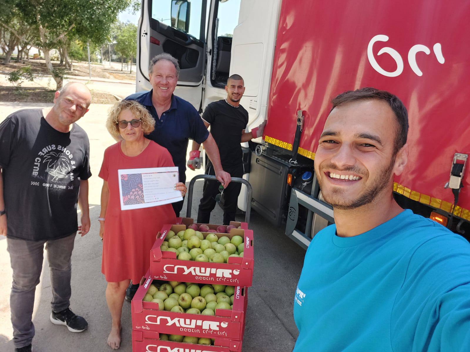 לכבוד החג: חברי קיבוץ עין זיוון חילקו תפוחים בקיבוצי העוטף