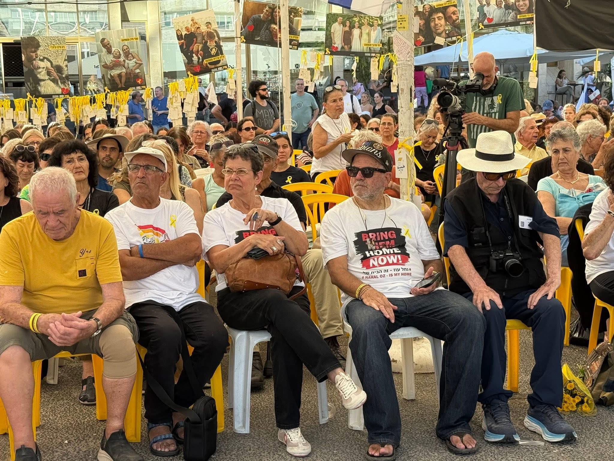 נחל עוז: שנתיים של קבלות שבת בכיכר החטופים