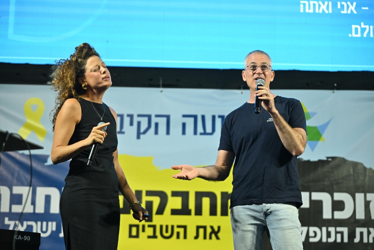 הלב רטט בכיכר: כ-7,000 משתתפים באירוע "שרים יחד לשובם" בכיכר החטופים