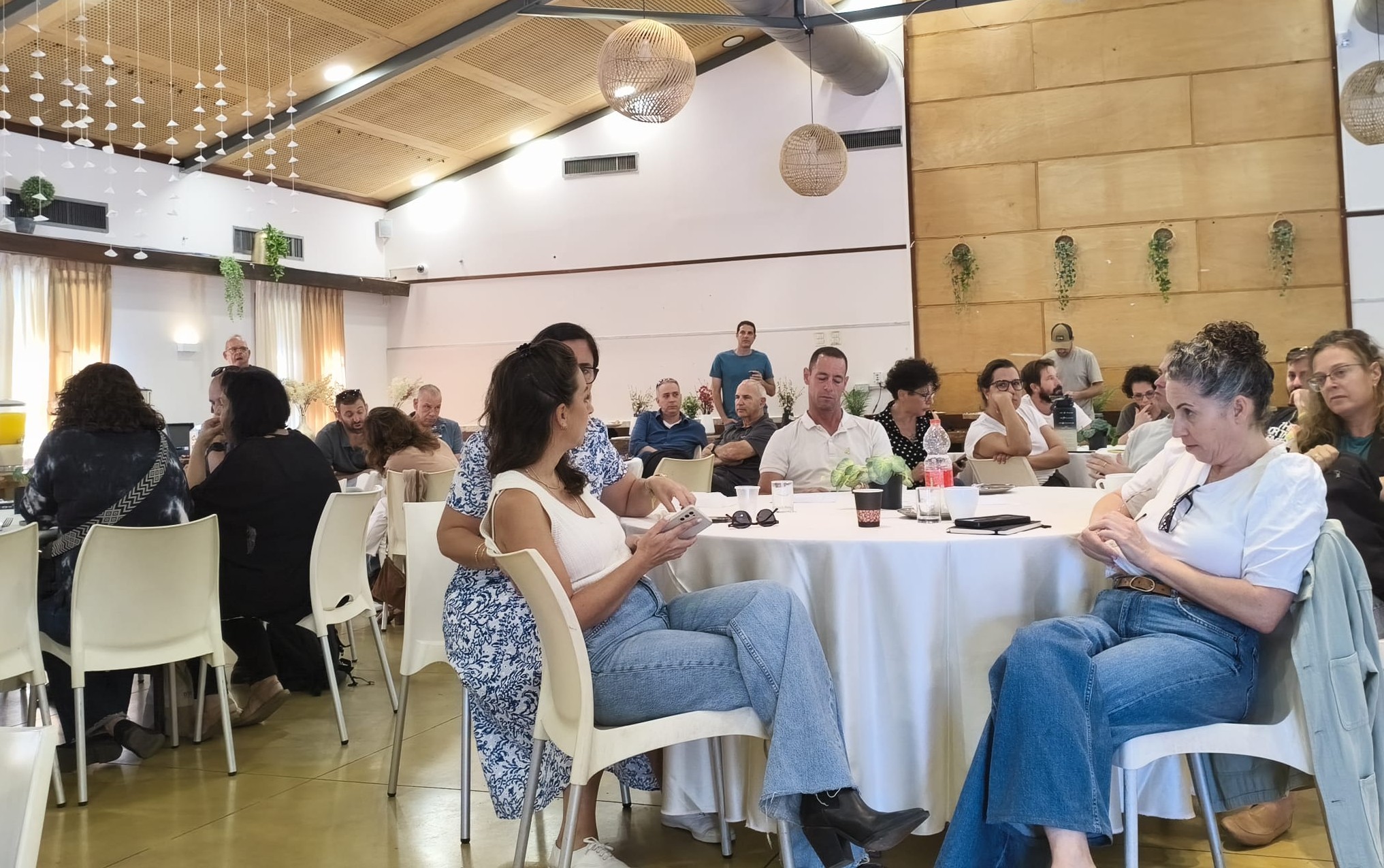 להחזיק רעיון, להאמין בו ולחיות לפיו