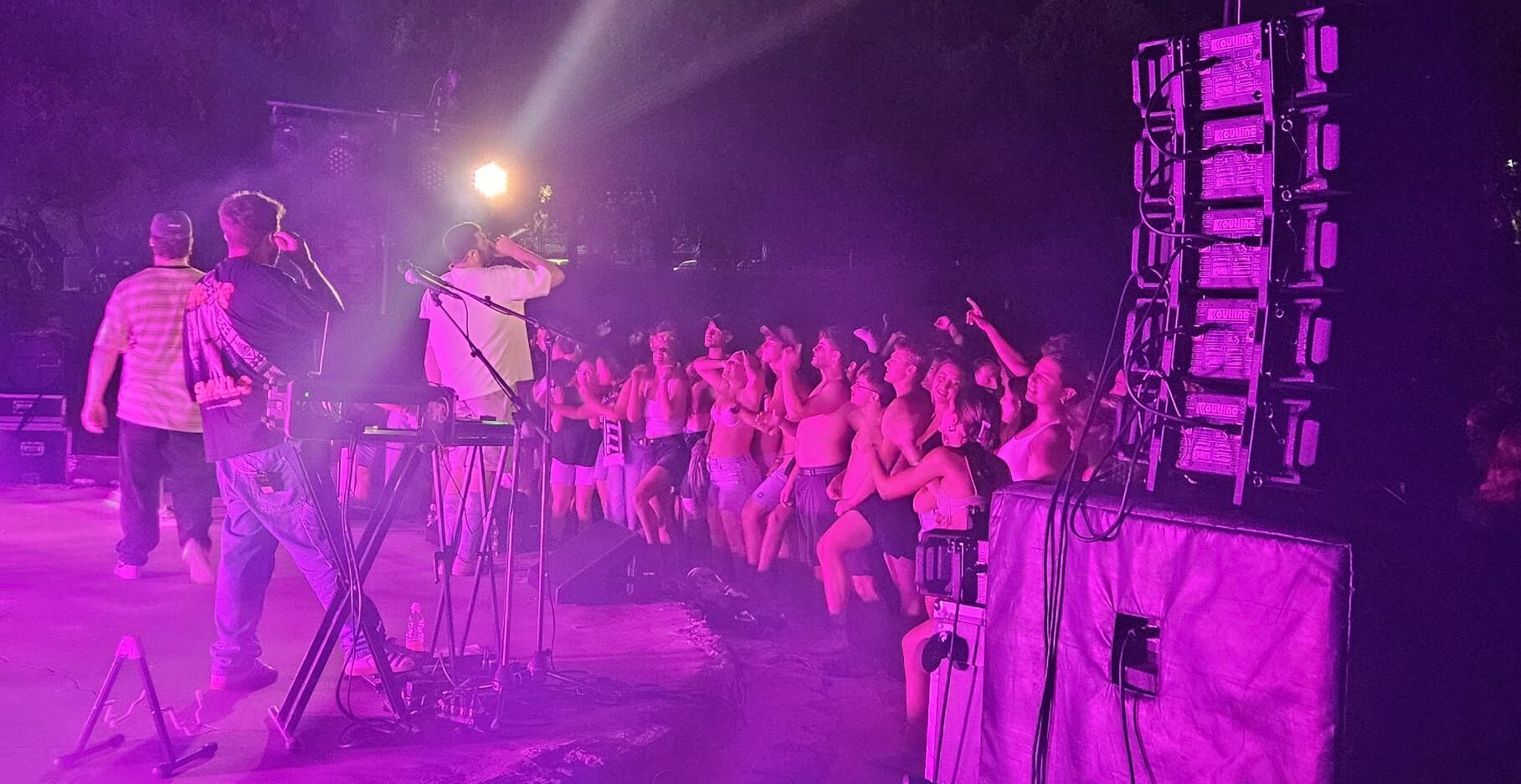 1,200 ידיים באוויר