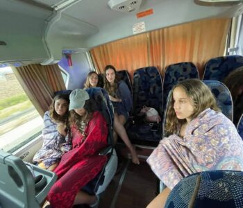 פיצוי לנערות מקיבוץ חצור שנשלחו לשבת במושבים האחוריים באוטובוס