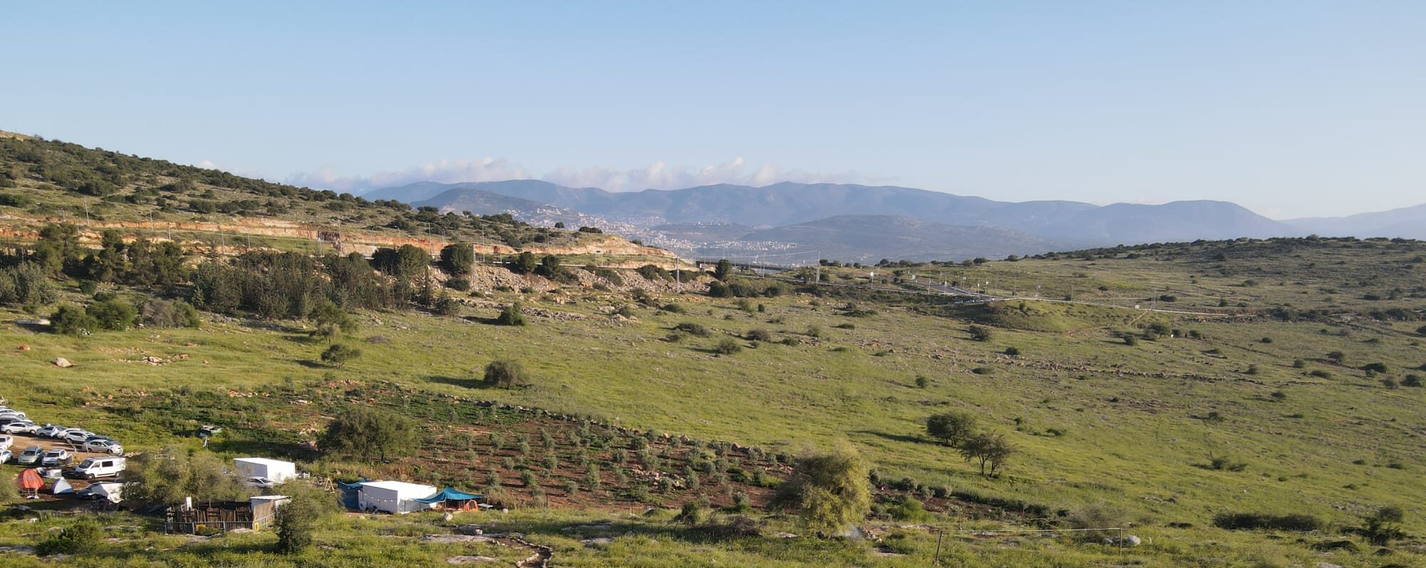 התיישבות פוליטית בשטחי הרעייה של קיבוץ מורן. המשטרה לא מתערבת