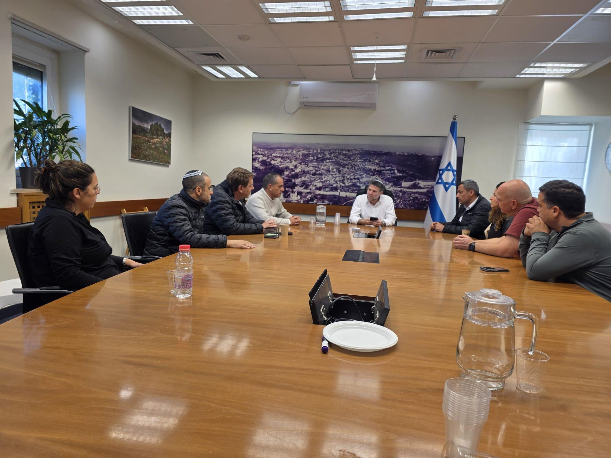 לאחר מחאת ראשי הרשויות מול משרדי הממשלה: שר האוצר הודיע כי תקציבי תקומה לא יקוצצו