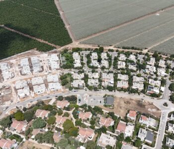 אוכלסה שכונת הבנים בעין כרמל. הבנייה – בשיטה שפותחה במפעל הקיבוצי