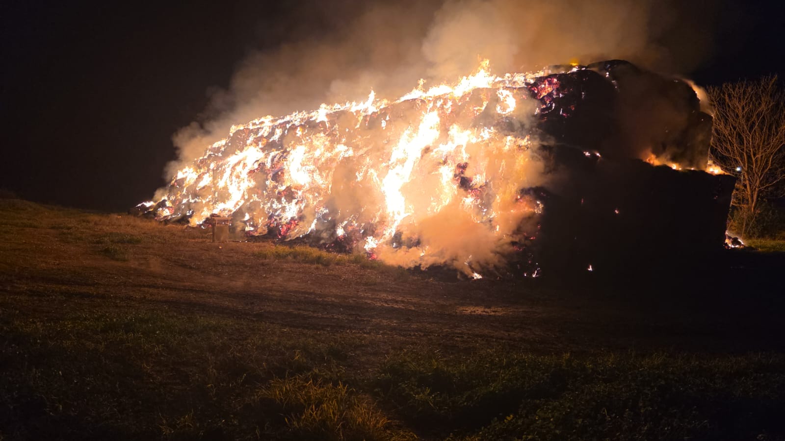 שריפה במתבן של "מילובר" בעמיר