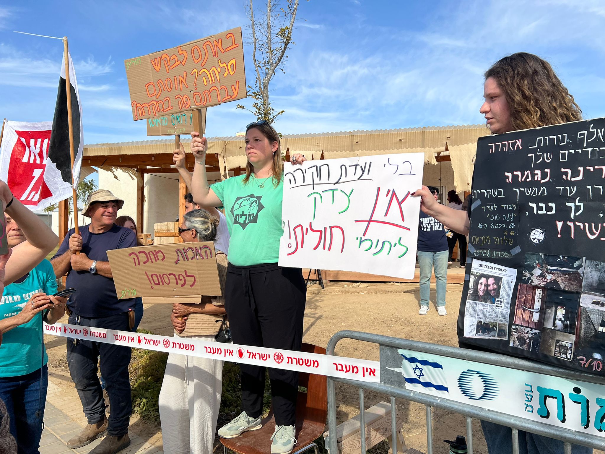 "אבא שלי התפוצץ לחתיכות בגלל רימון שנזרק לבית שלו" זעקה לעבר ראש הממשלה שיר מתיאס, שהוריה נרצחו בחולית