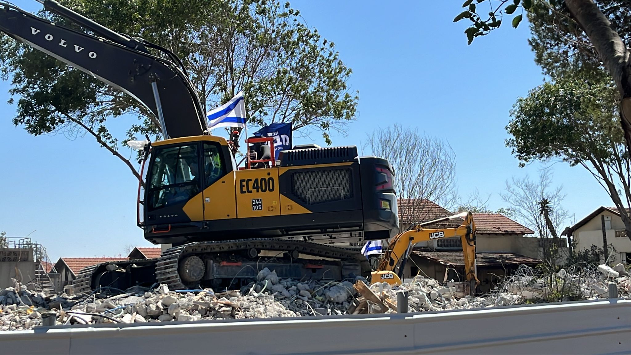 קול מבארי // מציצים לנו  לחלונות