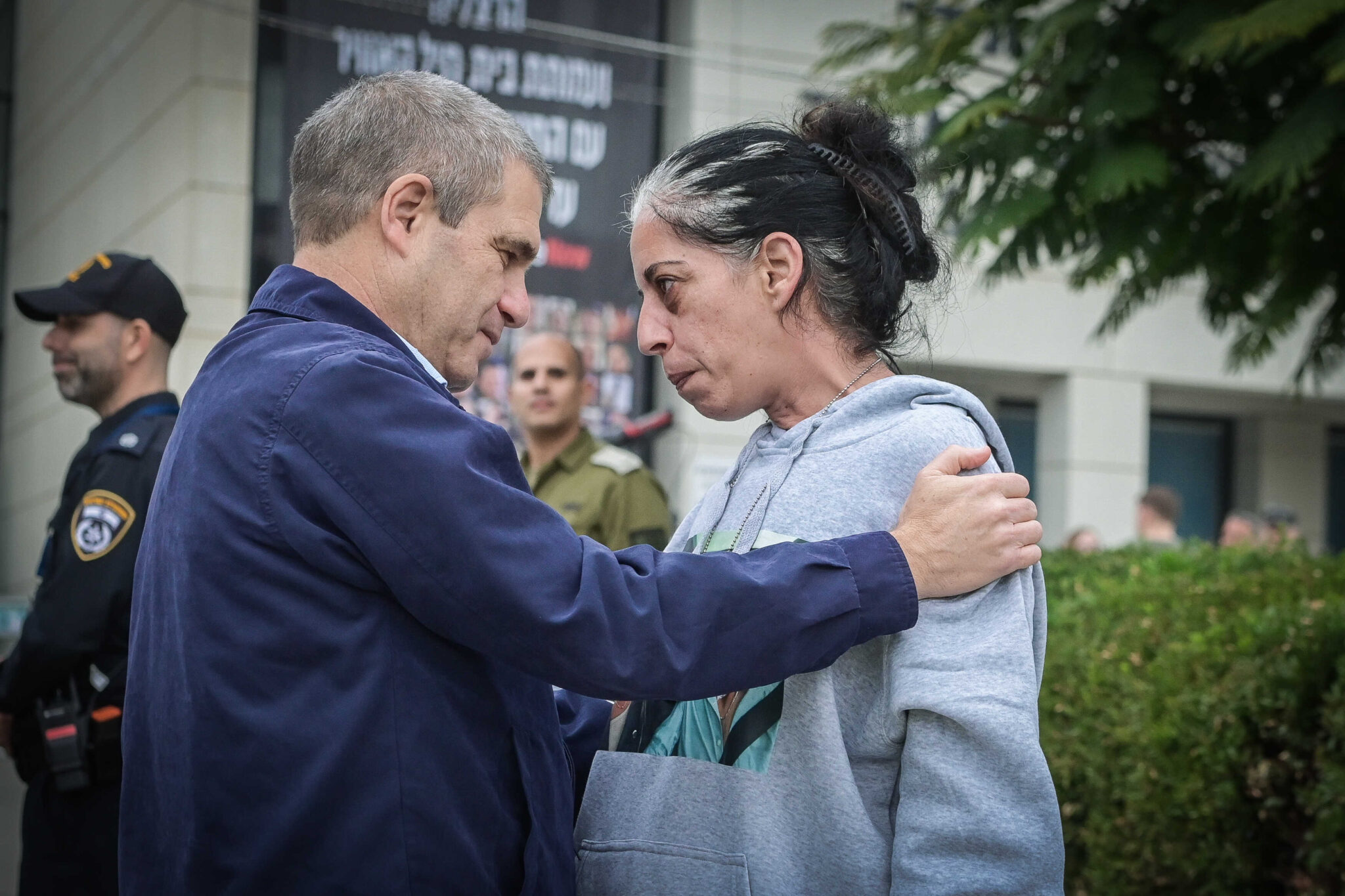  דעה // שתי אצבעות בעין 