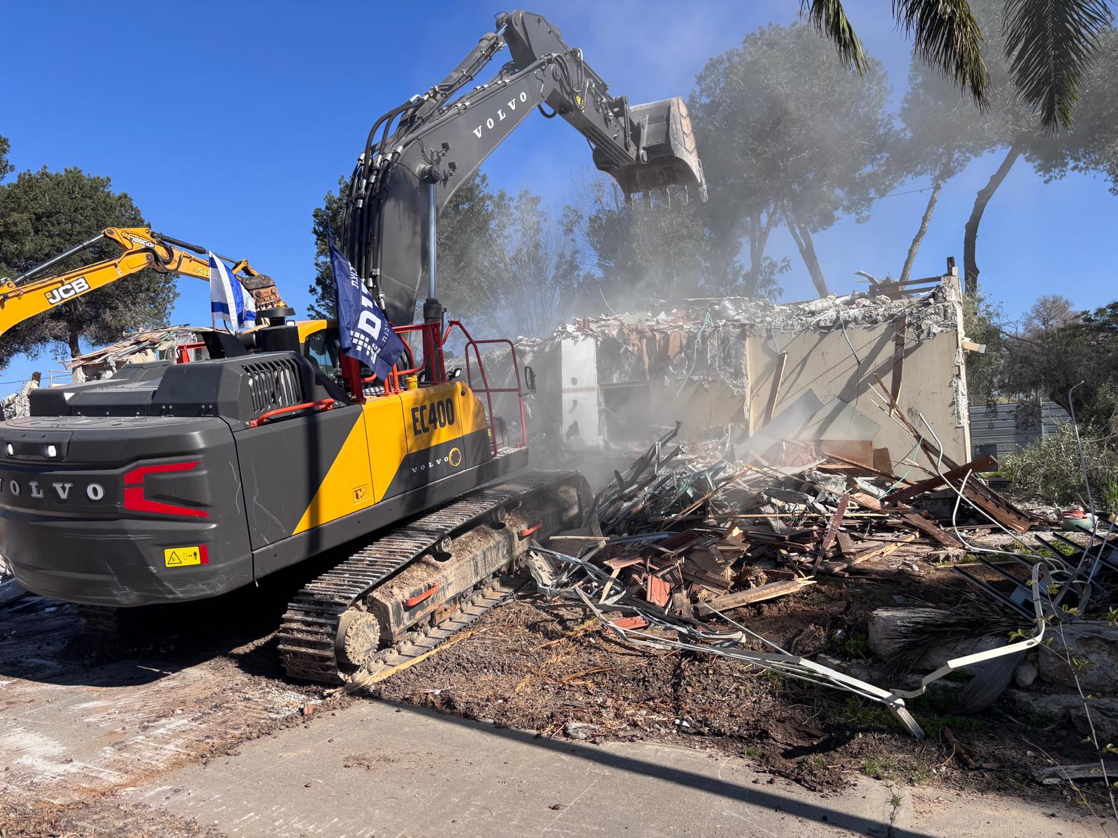 נהרס בית משפחת גת בבארי. במתקפת הטרור נרצחה כנרת, בתה כרמל נחטפה ונרצחה בשבי