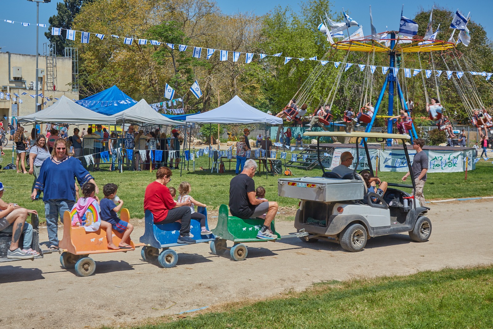 מסורת קיבוצית מרגשת: אפיקים בכחול לבן