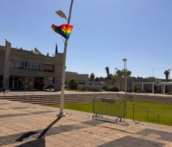 לא גאים: דגלי הגאווה במועצה האזורית אשכול הוסרו בזדון ונתלו מחדש