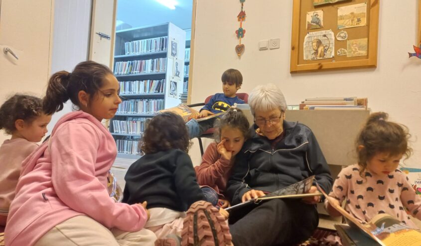 עין גדי: המרחב שבין המילים כעוגן קהילתי