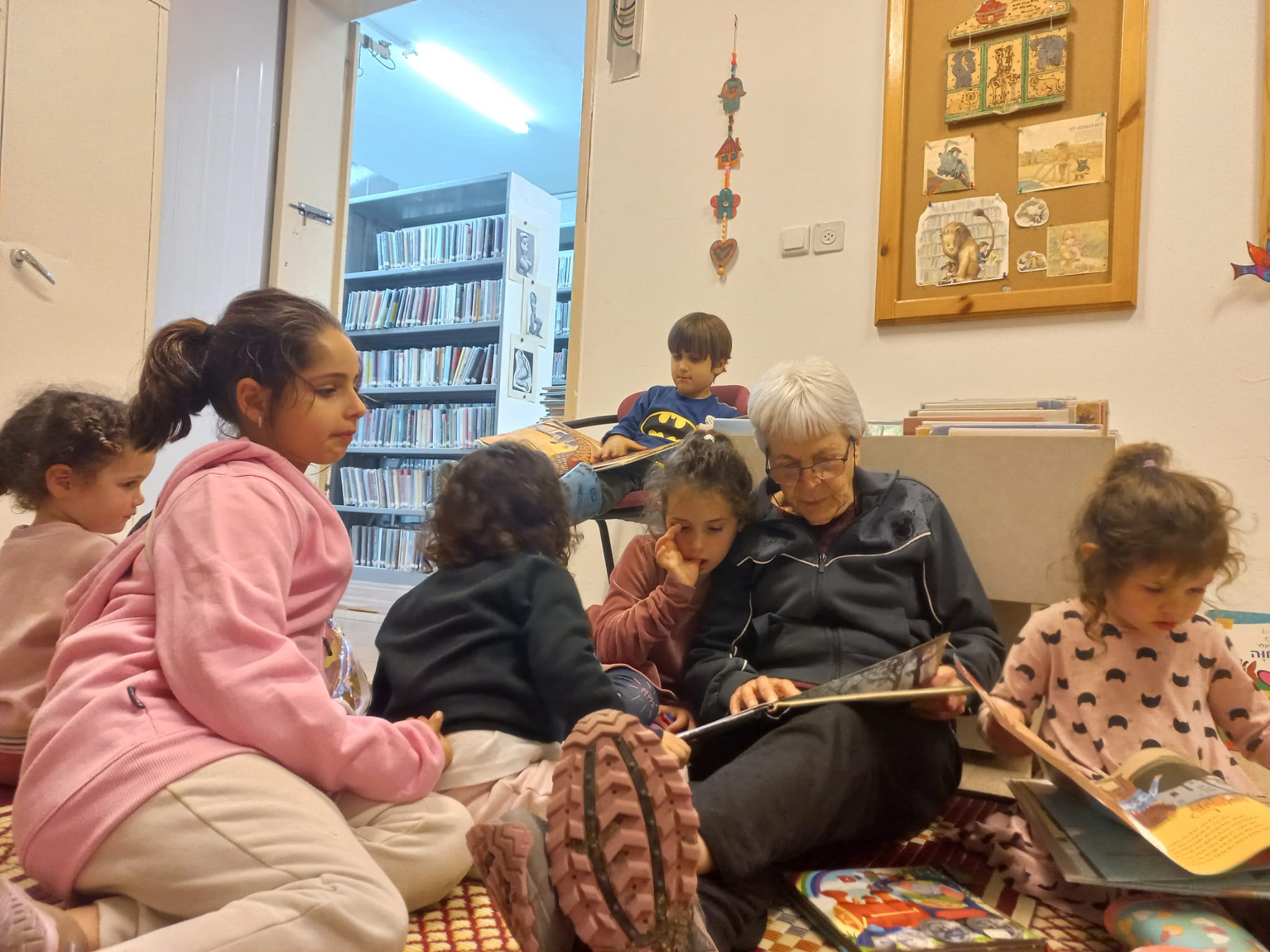 עין גדי: המרחב שבין המילים כעוגן קהילתי