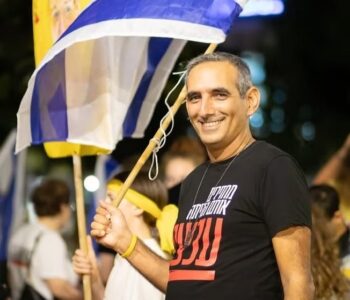 ניצול טבח 7 באוקטובר מקיבוץ נירים דורש לגנות את החלטת זיני לפירוק מיצג ההנצחה