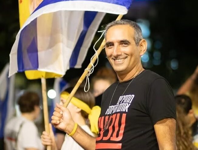 ניצול טבח 7 באוקטובר מקיבוץ נירים דורש לגנות את החלטת זיני לפירוק מיצג ההנצחה