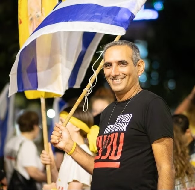 ניצול טבח 7 באוקטובר מקיבוץ נירים דורש לגנות את החלטת זיני לפירוק מיצג ההנצחה
