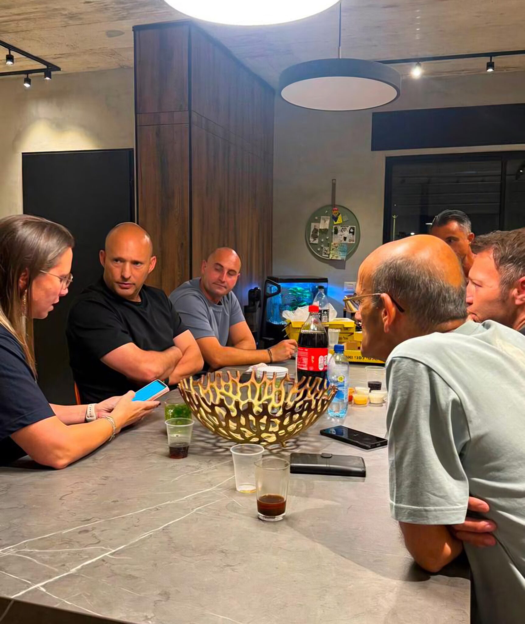 נפתלי בנט התארח בקיבוץ נחל עוז: "שומע מהתושבים על חמאס שהולך ומתעצם"