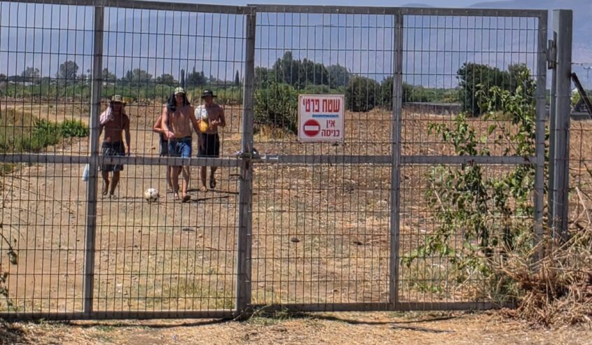 "הלגונה" בנחל דן סגורה: מדורות, פסולת ופגיעה בטבע, לצד תלונות בקיבוצים דן ודפנה על מפגעי המטיילים