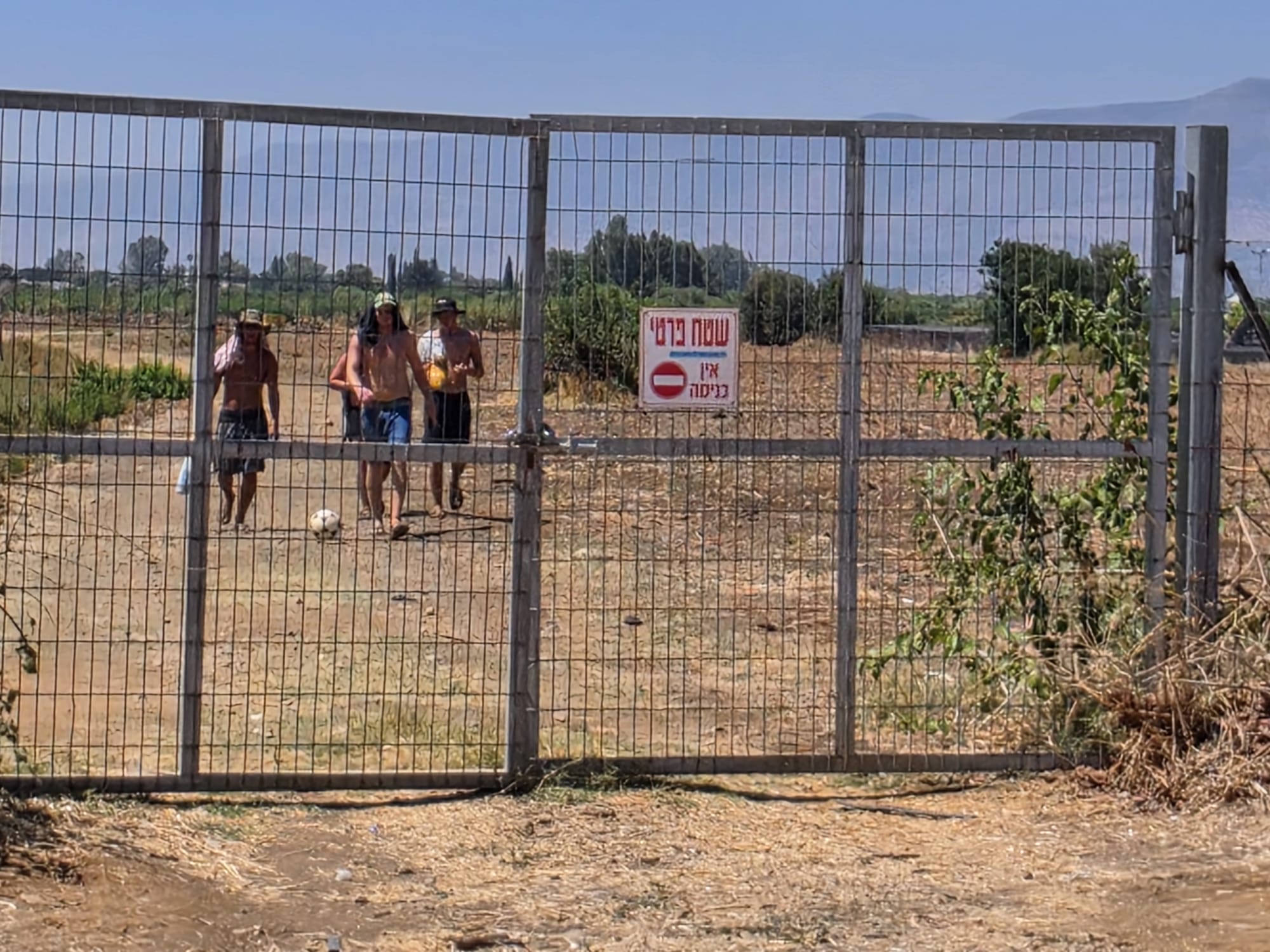 "הלגונה" בנחל דן סגורה: מדורות, פסולת ופגיעה בטבע, לצד תלונות בקיבוצים דן ודפנה על מפגעי המטיילים