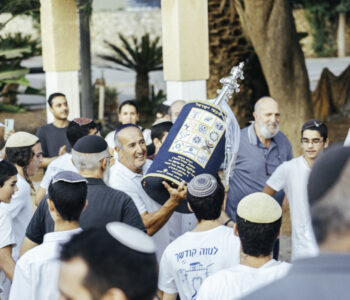 ספר תורה לעילוי נשמתם של בת קיבוץ צאלים וחייל בודד שנפל בקרב והסיפור יוצא הדופן שמחבר ביניהם